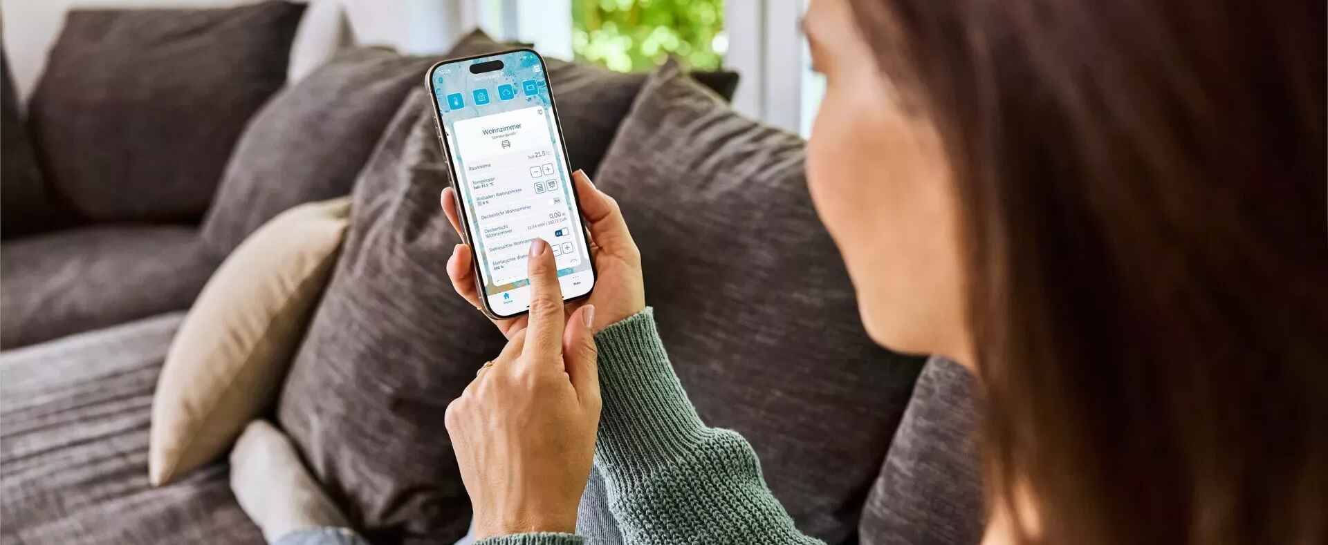 frau-smartphone-sofa (1)
